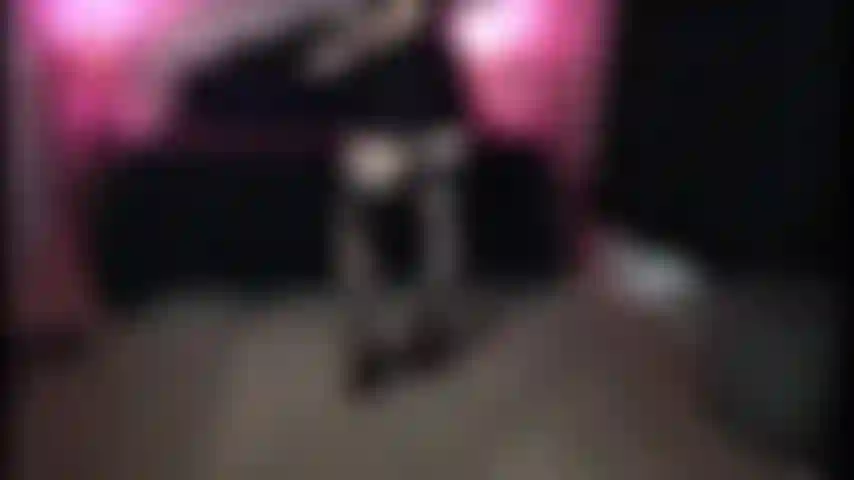 Sexy petite robe noire bas et talons.