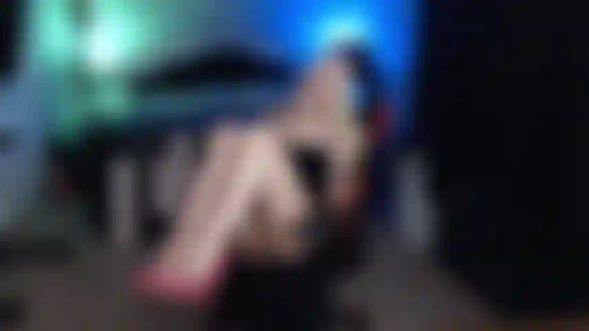 Les talons roses, les jambes nues, baisent.