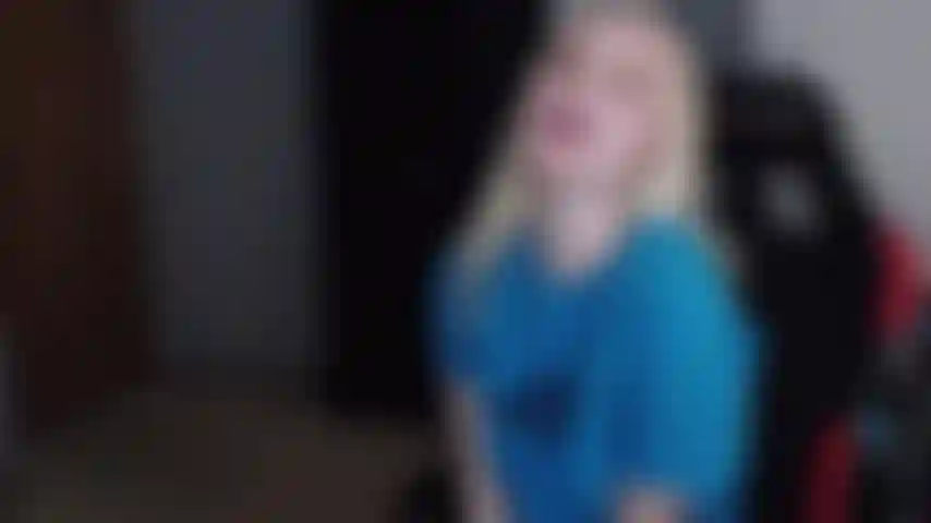 Vidéo personnalisée réalisée pour gilbert. Je prévois de le torturer, le laissant enfermé nu devant la maison sous le soleil brûlant pendant que je le baise avec mon petit ami mandrin, masturbation à la fin de la vidéo.