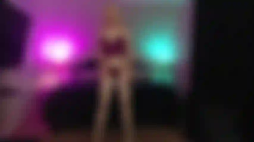 Un jeu de rôle cocu - un mari qui regarde dans un placard.