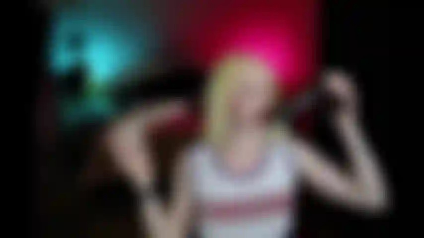 Une pom-pom girl surprise en train de sucer le teaser d'une équipe de football.