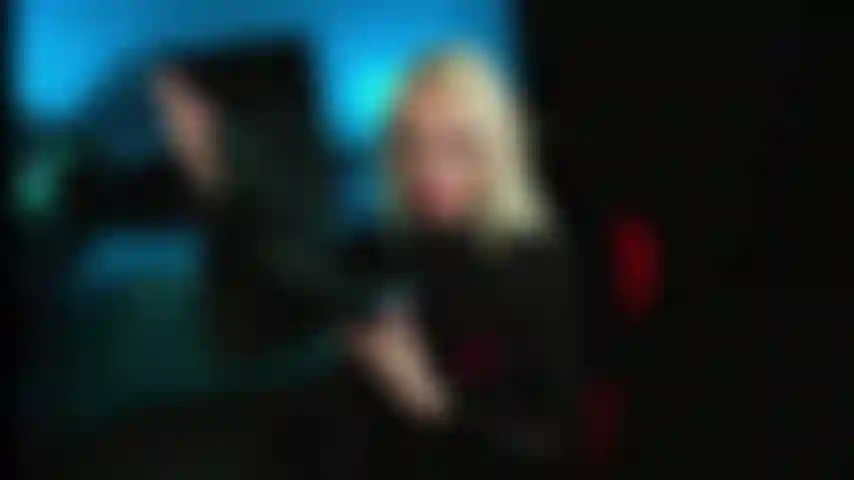 Adore les bottes, lèche les talons et suce les instructions.