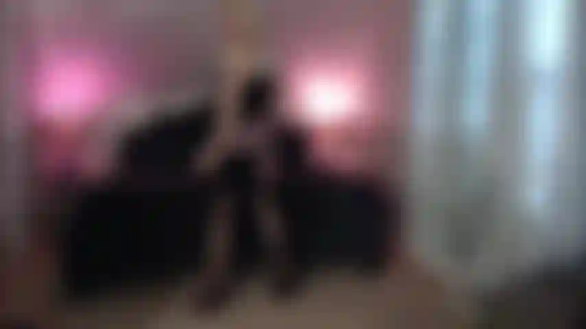 Une robe élégante, de la lingerie, des bas et des talons hauts, je me déshabille et me masturbe jusqu'à l'orgasme avec ambiance.