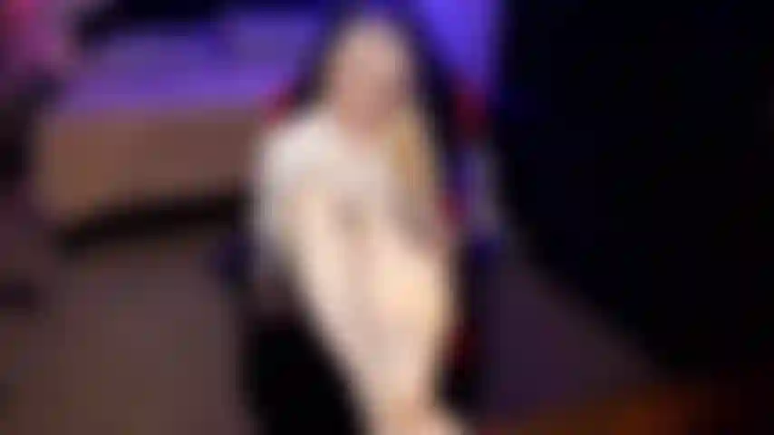 Les feux de circulation esclaves ont ruiné la secrétaire à l'orgasme.