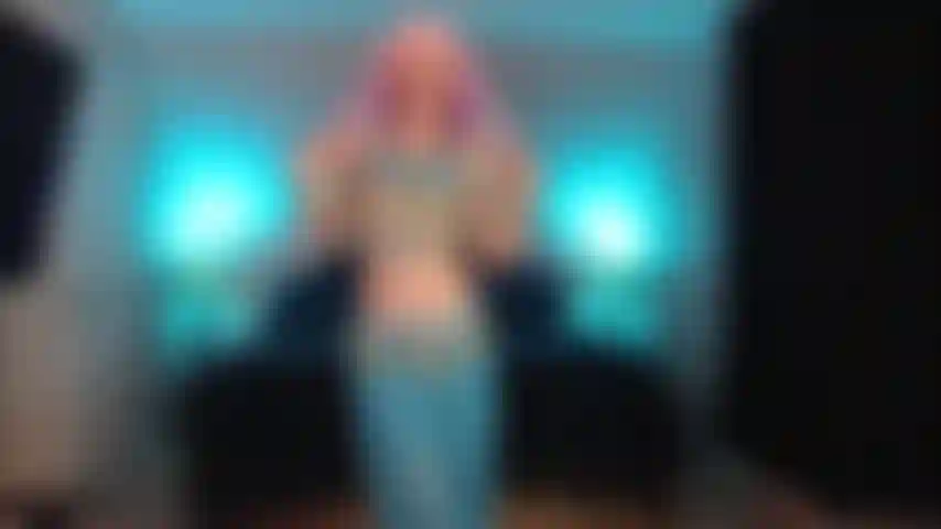 Le génie du sexe se transforme en différentes femmes !