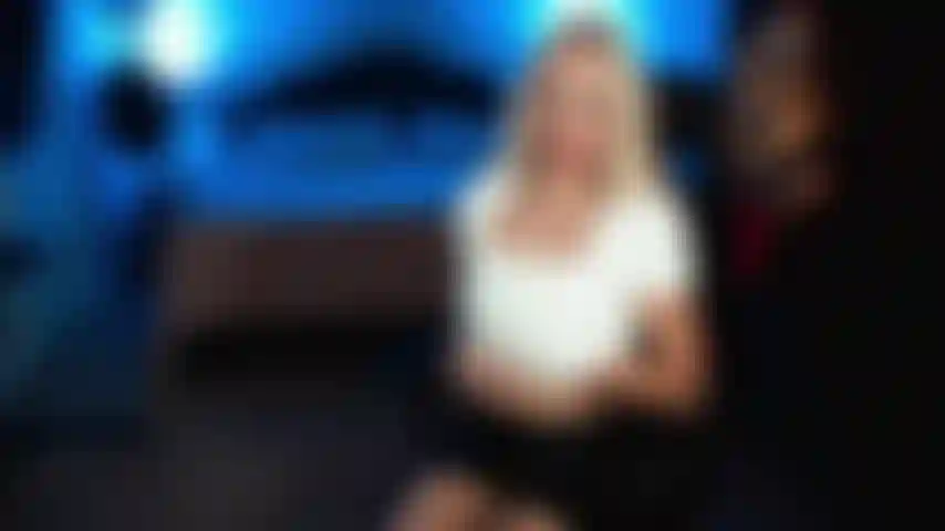 Trentenaire joi custom, mini jupe en cuir.