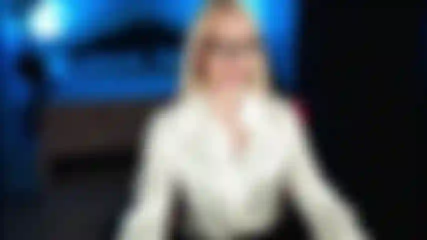 Le fembot alexa 9000 fonctionne mal, jouit, s'éteint.