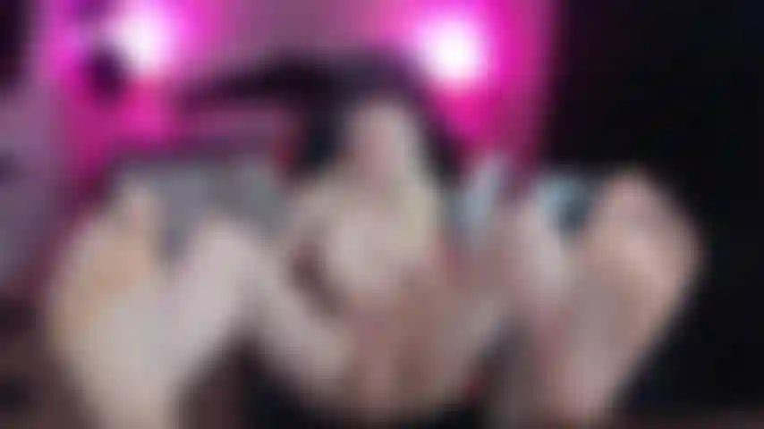 Pieds nus ! Baise ma chatte juteuse !