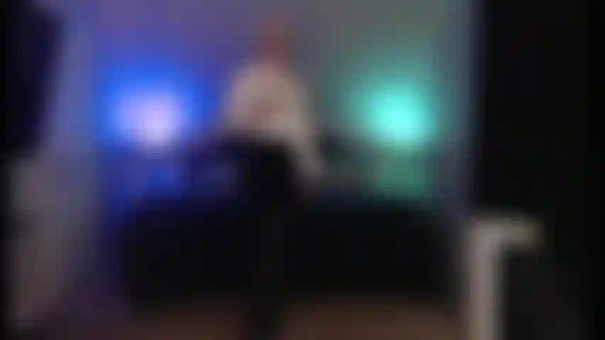 Secrétaire en blouse de soie.