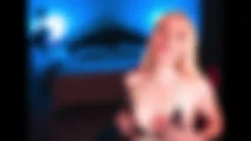 Une poule mouillée perdante enfermée dans la chasteté et taquinée.