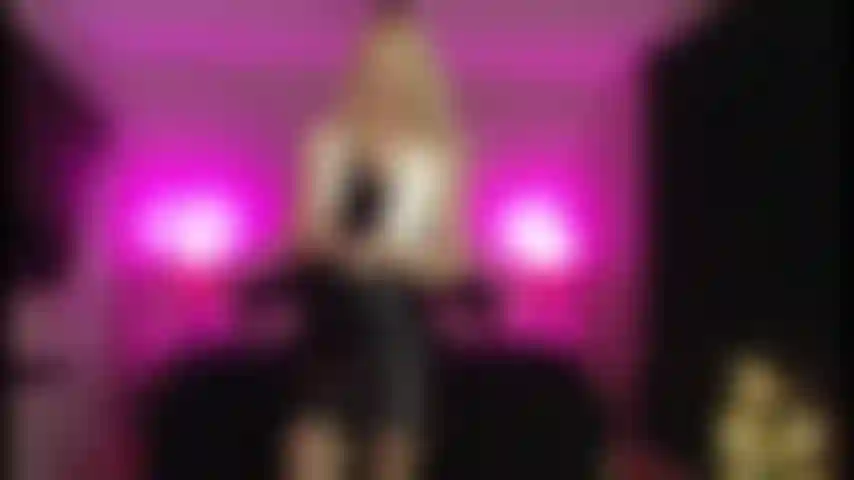 Vêtue de cuir en état d'arrestation.