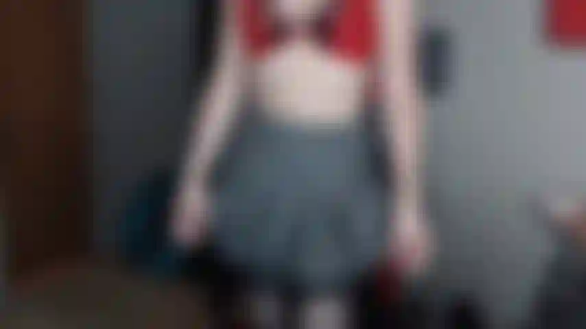 Alexa se déshabille, montre son cul, donne une fessée et taquine son cul !