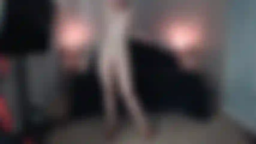 De longues jambes en talons compensés, posant, puis jouis avec un vibromasseur.