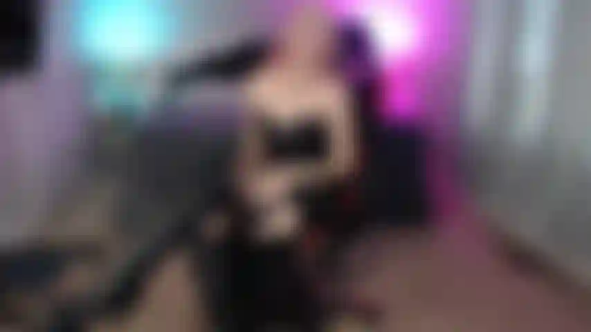 Strapon parle salement pour une salope de poule mouillée.