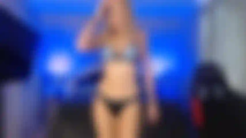 Alexa surprend un couple sur la plage en train de baiser et est invitée à participer ! Un jeu de rôle à trois, une chatte extra crémeuse !