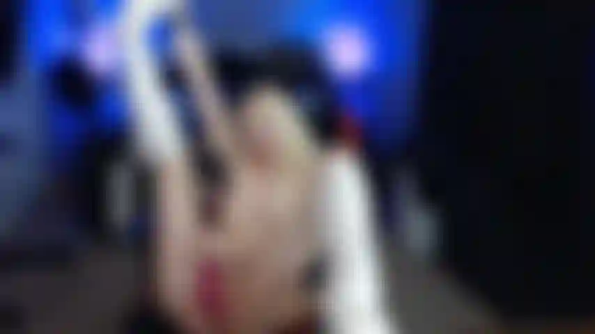 Fessée et jouissant avec des chaussettes.