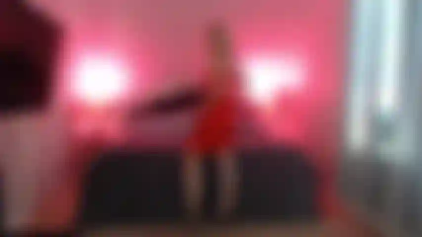 Alexa essaie deux robes sexy, fait un bj et se masturbe jusqu'à l'orgasme !