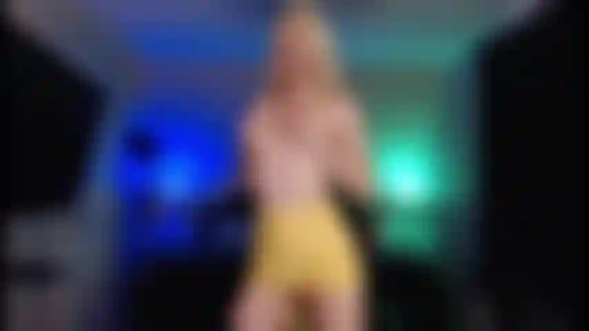 Spectacle d'or avec équitation, éjaculation, joi et compte à rebours.