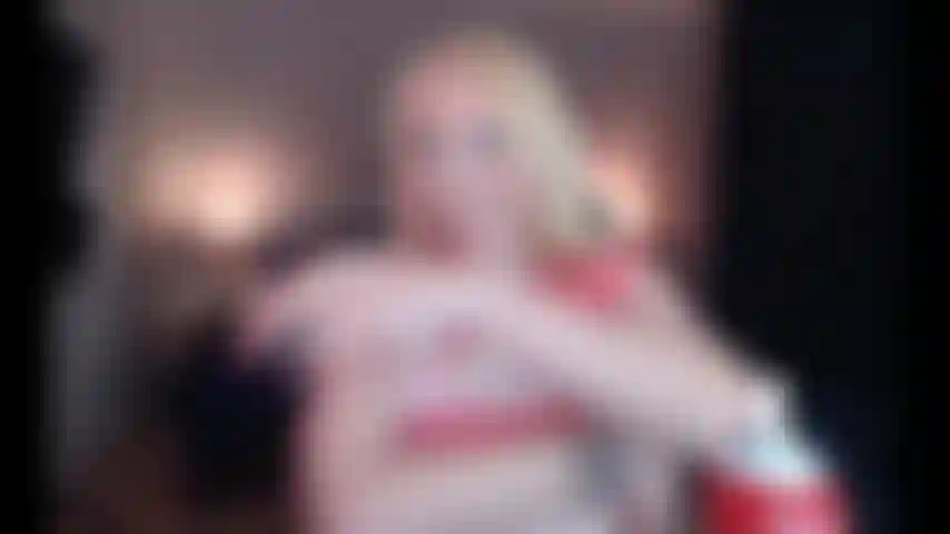 Spectacle d'or à la crème fouettée.