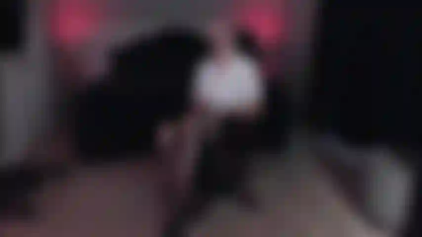 La maîtresse de bureau veut faire le ménage.