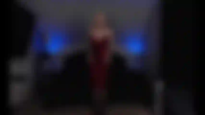 Jeu de mamelon, éjaculation et éjaculation de jouet sur les seins.