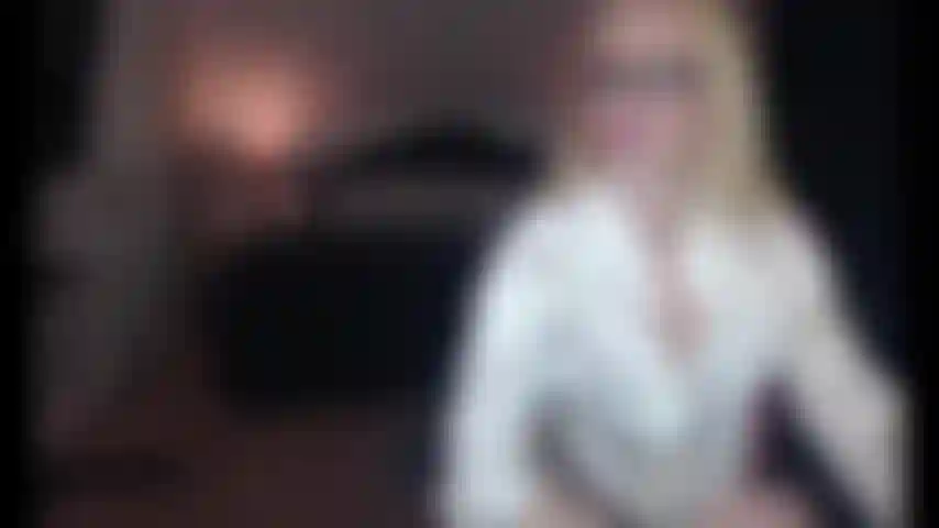 Secrétaire fembot dysfonctionne après l'orgasme.