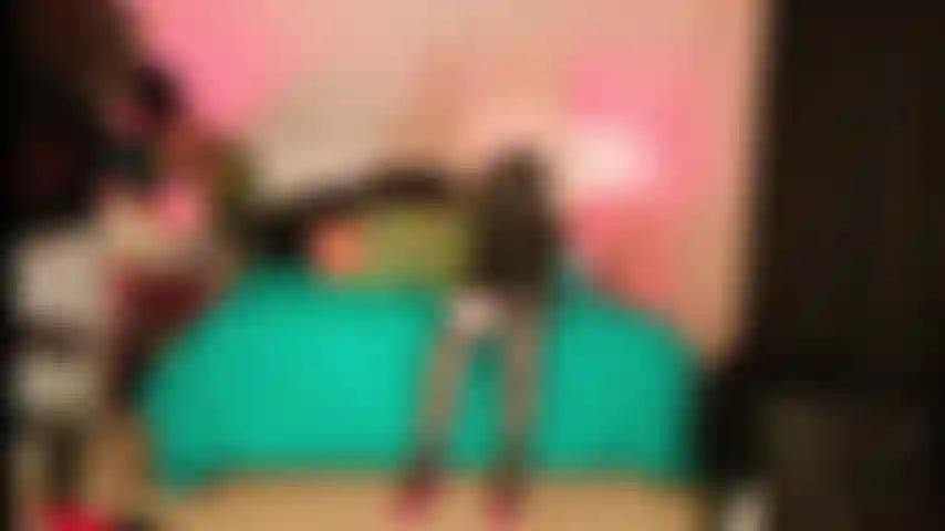 Un cadeau d'anniversaire de gangbang de secrétaire.