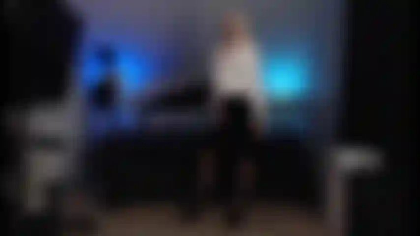 Une secrétaire en bas cousus, des talons aiguilles et un chemisier en soie.