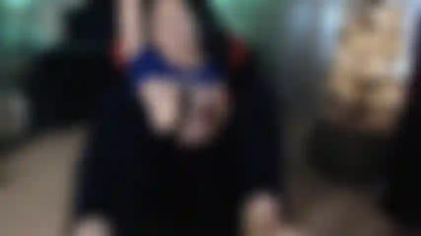 Utilisant une baguette magique à travers un jean, jouis dans un jean.