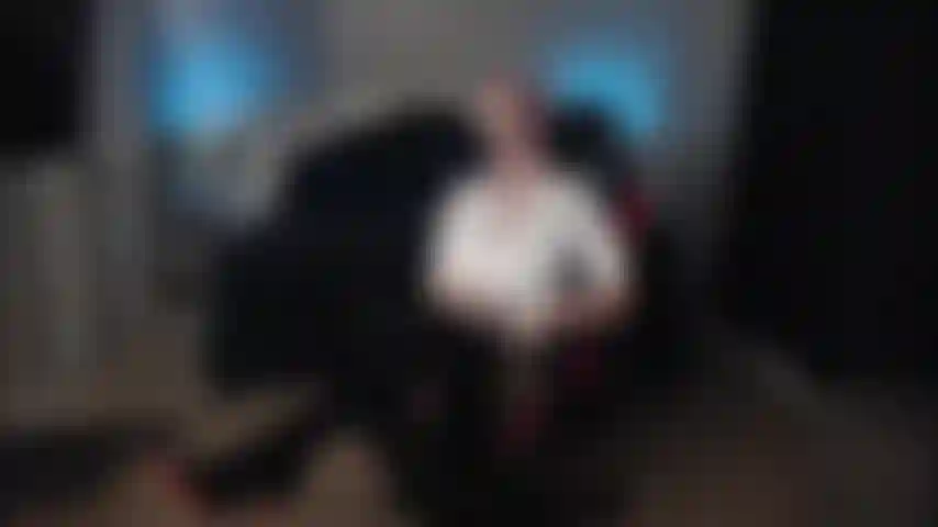 Masturbation en tenue de bureau.