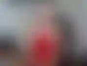 Des pinces à seins et une robe corset en pvc rouge !