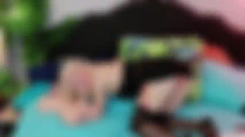 Pussyplay avec des gros plans sur le lit.