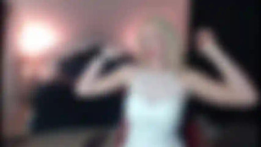 La mariée runaway laisse le marié à l'autel pour être une salope.