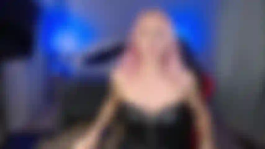 Spit fetish, alexa domine son esclave et le nourrit de sa broche.