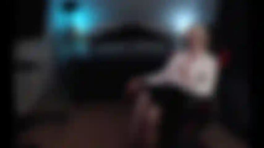 Une collègue veut baiser au bureau.