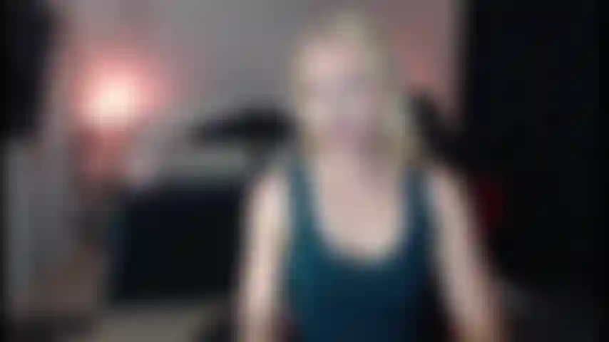 La voisine regarde alexa baiser son petit ami de la bbc.