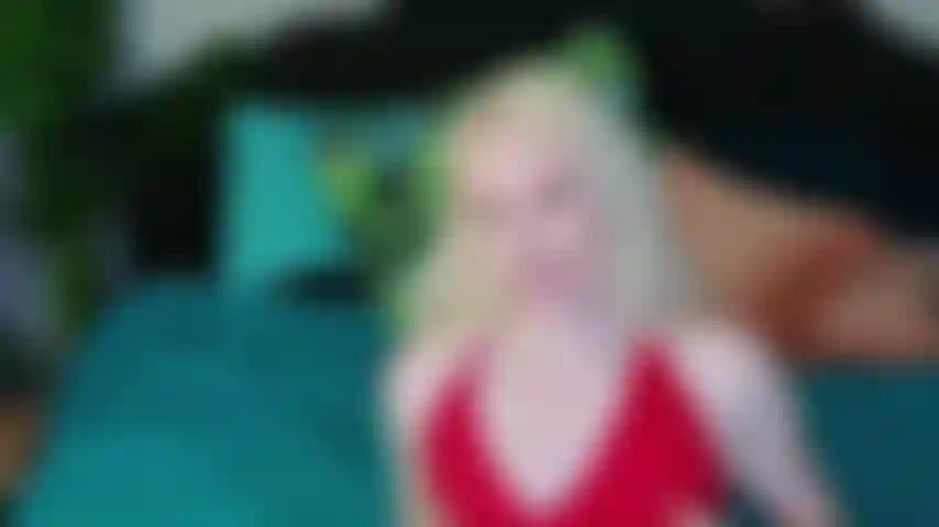 Une belle-mère avec un gode qui éjacule.