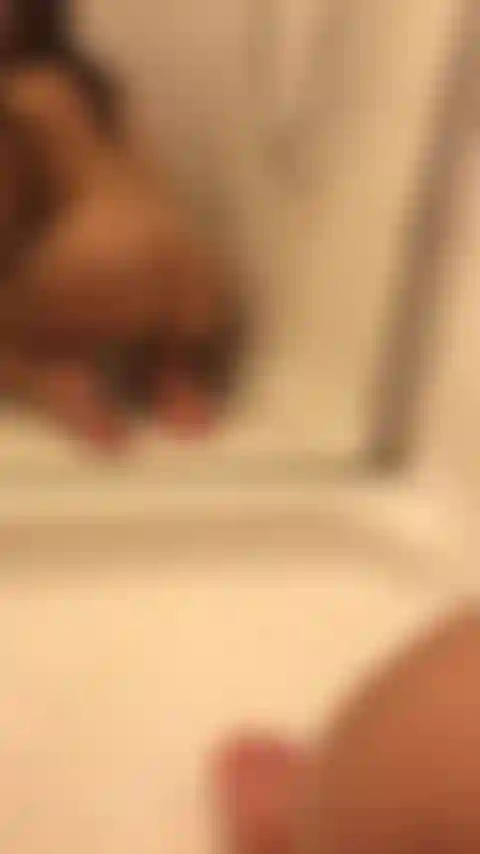 Je me sens mouillée et excitée sous mon shover...