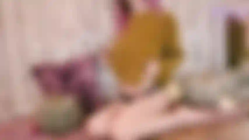 Orgasme puissant en pull avec baguette.