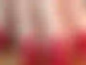 Des ongles longs, parfaitement manucurés et rouges. Dès que vous les voyez, vous êtes instantanément excité. Tu aimes leur apparence. Tu veux les imaginer enroulées autour de ta bite.