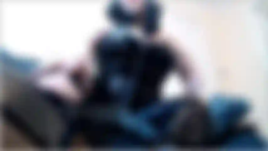 Pathétique petit homme-insecte. Rampant par terre sur ton ventre. Tu me dégoûtes. Petit ver insignifiant, avec ton visage laid et ta voix geignarde et agaçante. Tu penses que je me soucie de tes sentiments ? Non.