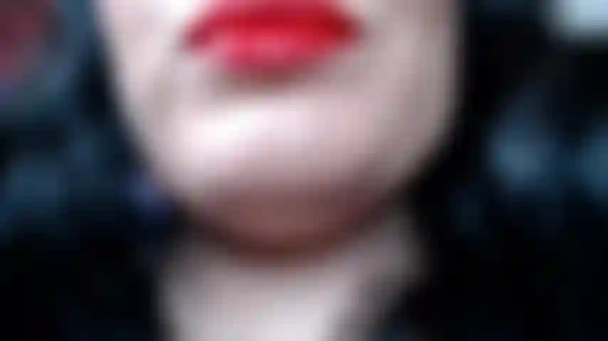 Asseyez-vous, caressez et regardez la langue de miss déviante pendant qu'elle décrit toutes les choses érotiques que sa langue pourrait faire à votre corps, si vous en valiez la peine. Ce clip est chaud et tu vas exploser d'extase !