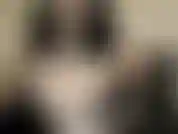 Mes énormes pétards - parfaits pour te branler. Mais ce n'est pas seulement avec mes énormes pétards que je vais te taquiner. Je porte des gants en latex noirs et brillants alors que je vous entraîne dans une frénésie érotique.