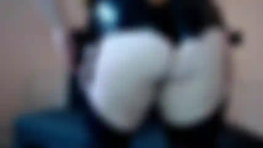 Mon gros cul rond et couleur pêche. Ça te rend fou. Au moment où tu poses tes yeux dessus, tu es instantanément dur. Tu ferais n'importe quoi juste pour tendre la main et la toucher. Elle te gouvernera toujours !