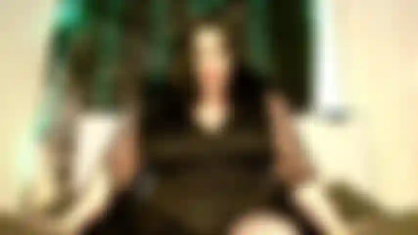 Celle qui ne baise que le canapé.