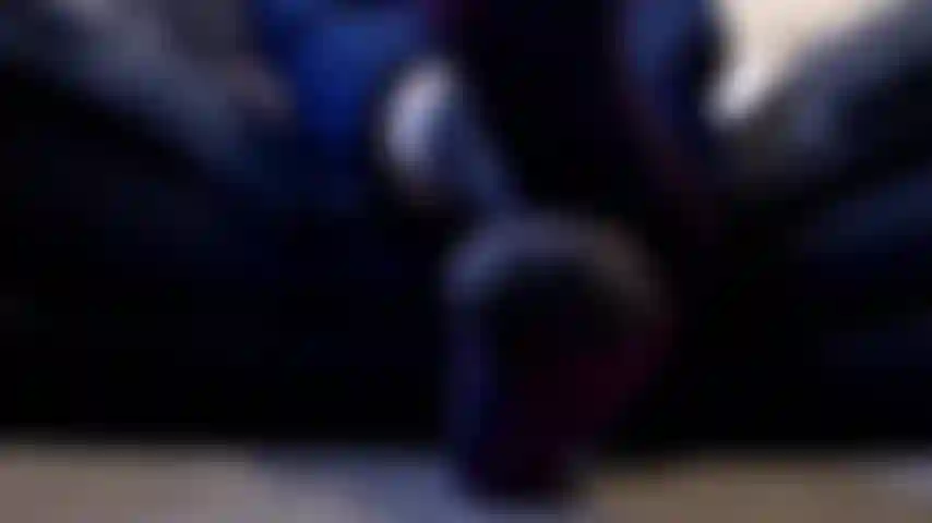 Je joue silencieusement des chaussettes en sueur.