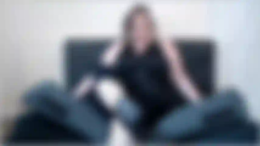 Putain de chaussure en sueur - adore ces talons. Reniflez et lèchez-les. Asseyez-vous et baisez-les!