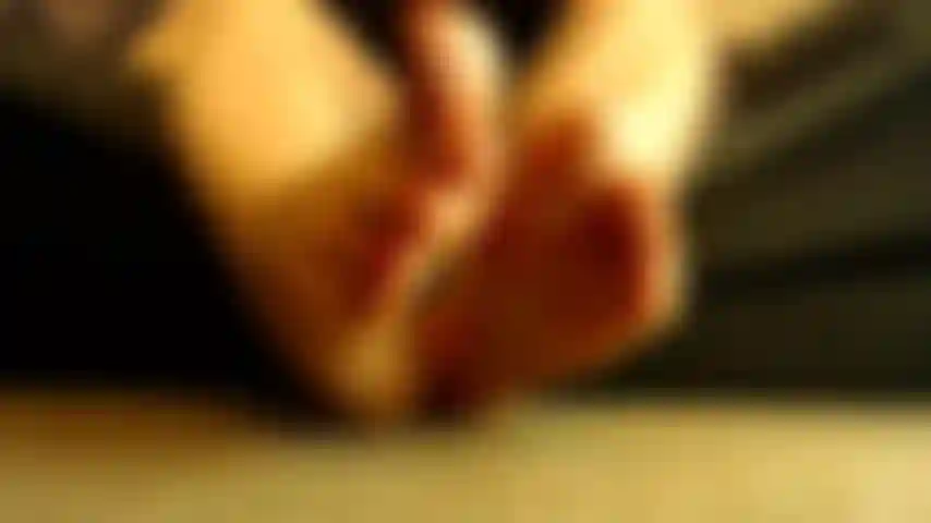 Taquine silencieuse aux pieds nus.