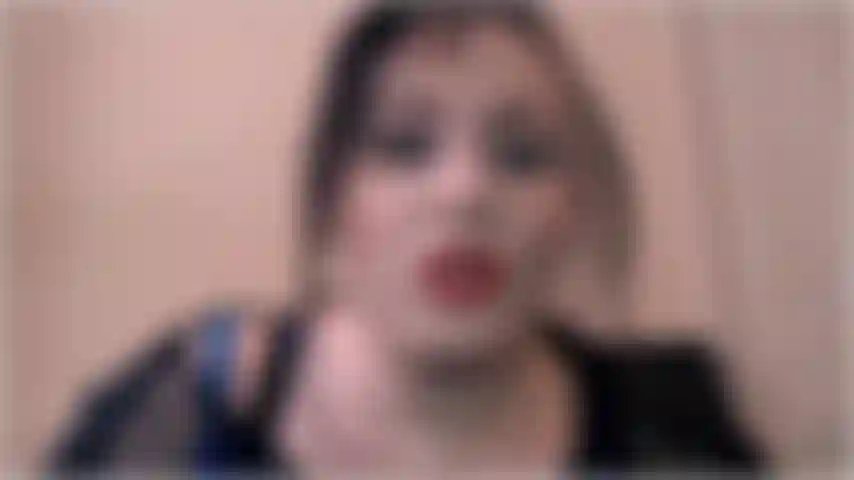 Beta est esclave de sa bite - tu es tellement pathétique ! Trop occupée à flatter ta bite pour être le moindrement digne d'appartenir à une déesse.