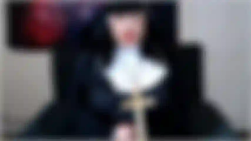 Miss déviante a peut-être l'air pieuse, mais en ce moment, c'est le diable qui se déguise. Tu vas pécher pour elle. Non. Pas seulement le péché. Soyez extrêmement blasphématoire. C'est ce que coûte ton orgasme.